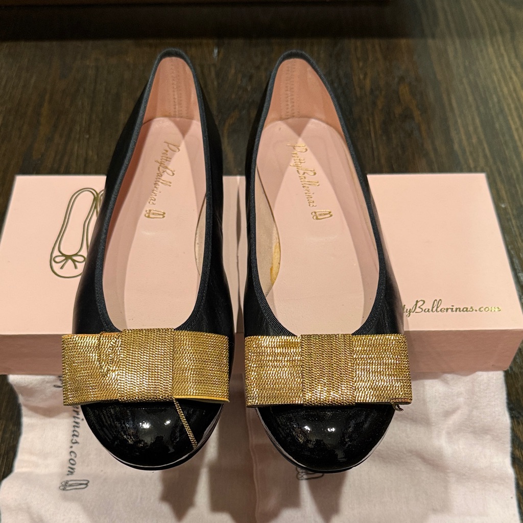 Pretty Ballerinas Black Flats With Gold Bow
